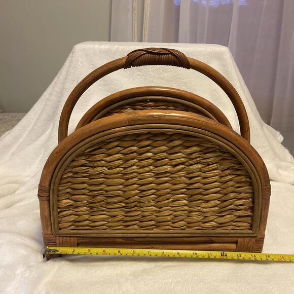 BEAUTIFUL PATINA  VINTAGE TIKI WICKER RATTAN MAGAINE HOLDER - Picture 1 of 4